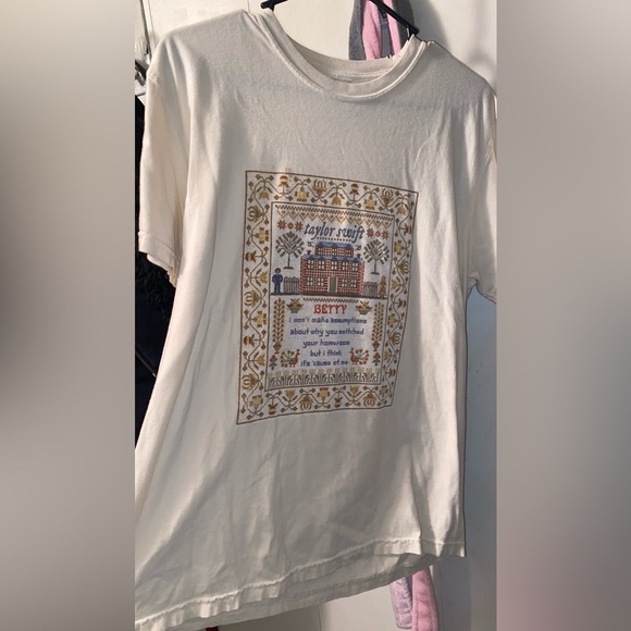 Taylor Swift folklore “Betty” lyric tee - Picture 4 of 5
